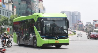 Người dân phấn khởi khi VinBus chạy thử trong thành phố: Ngày đi 'xe xanh' không còn xa